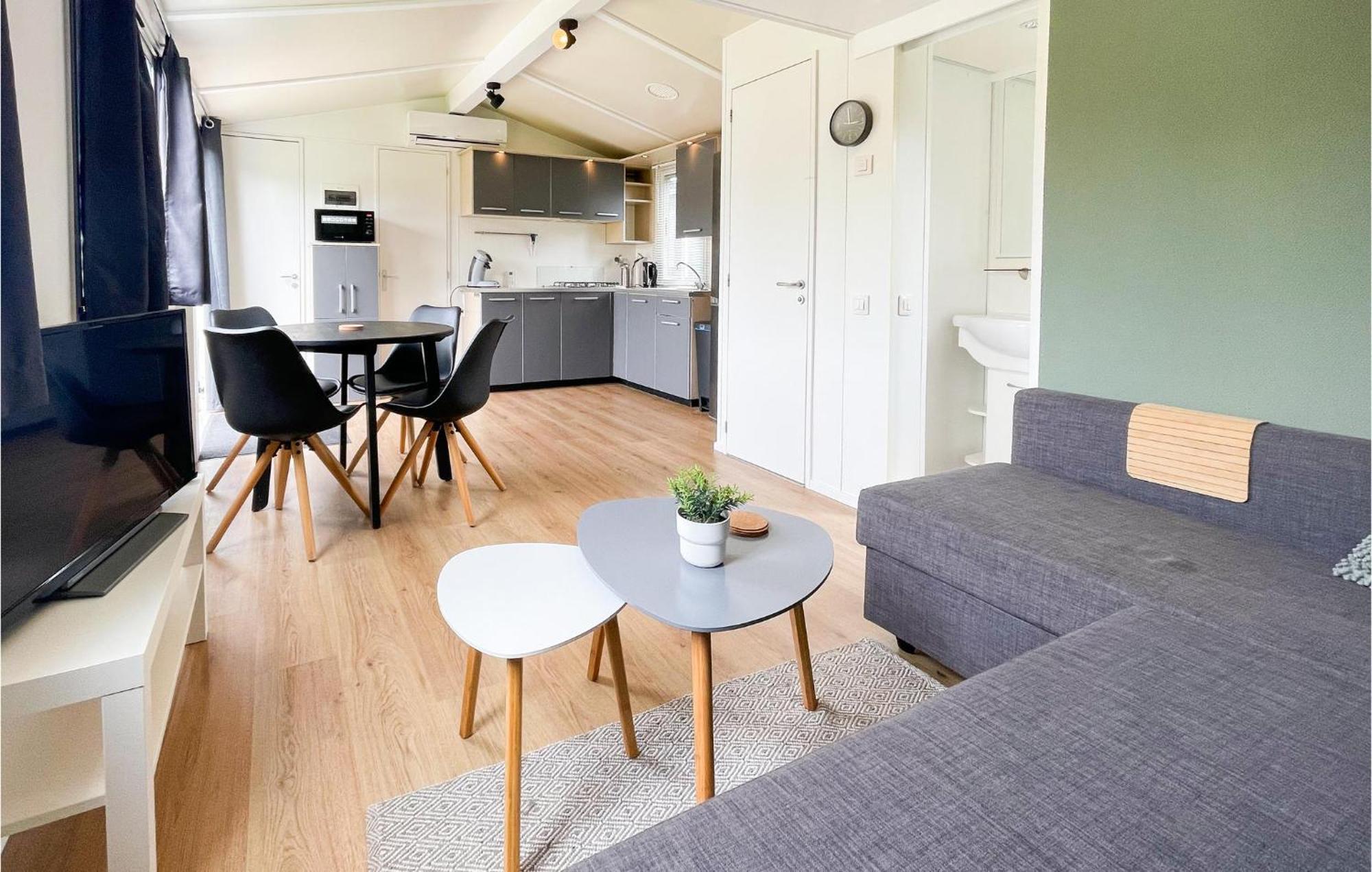 Gorgeous Home In Tzummarum With Wifi Bagian luar foto